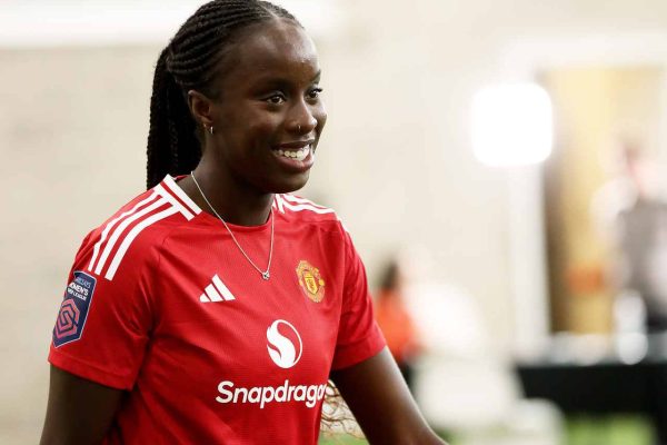 Simi Awujo Bintang World United temp